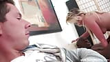 Blonde swinger-ehefrau fickt schwarzen kerl snapshot 1