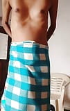 Indiano garoto toalha mostra pau grande e bolas snapshot 9