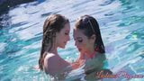 Kimmy Granger e Riley Reid lambendo suas xoxotas molhadas e apertadas snapshot 2