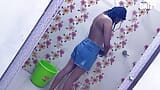 Indische stiefzus neuken in de badkamer - Hindi-audio snapshot 3