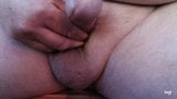 Pequeño pene masturbarse y correrse en primer plano snapshot 5