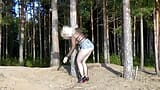 Tenue sexy - une MILF dans la forêt snapshot 2