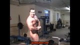 Muscleman в спортзале, обнаженная сгибающая волосатые мышцы snapshot 3