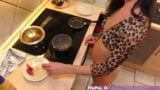 Сперма на еду - яйцо на завтрак - немецкую тинку трахнули на кухне snapshot 1