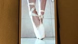 Paja a la chica china que lleva zapatillas de ballet snapshot 3