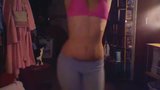 Une fille sexy en legging danse sur les hanches, ne ment pas snapshot 1