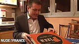 Une Français rousse Français offre une pizza et une chatte snapshot 2