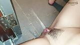 Kreunende sexy brunette spoot een enorme stroom over de vloer snapshot 6