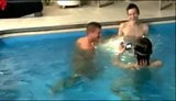 Tre ragazzi in piscina snapshot 4