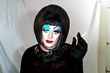 La sissy troia con il trucco massiccio fuma e dice porcate snapshot 4