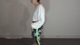 Slijpdans in een mooie legging van een yogabroek snapshot 3