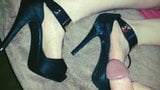 Joli sperme pour les talons et les pieds de la femme BBW snapshot 10