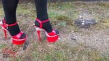 Lady l berjalan seksi dengan kasut tumit tinggi merah yang melampau. snapshot 2