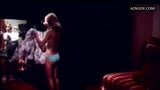 K. Well en culotte de bikini en satin bleu, film de 1978 snapshot 5