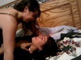 Epic amateur lesbianas beso !!!! snapshot 4