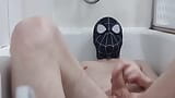 Schau zu, wie gut bestückter spiderman seinen großen schwanz in der badewanne streichelt!. snapshot 6