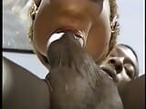 Une nana noire mal rasée se fait baiser dans son trou poilu snapshot 7
