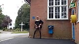 Tranny buitenshuis pissend compilatie snapshot 4