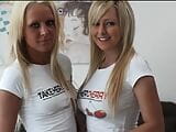 Deux adolescentes blondes habillées comme il faut pour l'esprit de Noël snapshot 9