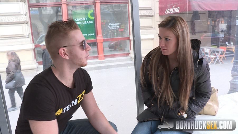 Wspaniała tyra moon dostaje wytrysk na tyłek