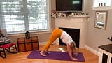 Dani D rijpe yoga stretch #3 (gele legging en roze teennagels) snapshot 16