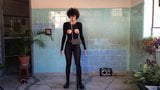 Sacudiendo las tetas por theremin para hacer música 2 snapshot 4