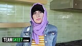 Arabska dziwka z hidżabem masturbuje się dla swojego chłopaka, a następnie dostaje się na kolana i połyka jego męskość snapshot 4
