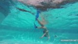 Seksi şeker yüzer ve su altında çıplak şeritler snapshot 7