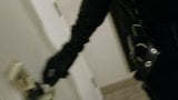 Cumming en la escalera del hotel, mujer vestida con botas y guantes snapshot 1