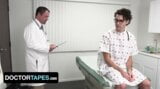 In Doctor Tapes, einer hübschen Patientin, schießt eine riesige Ladung auf sein Gesicht, während der perverse Arzt ihn voll besamt snapshot 2