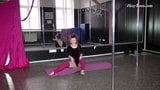 Akrobatisches jungfräuliches Schätzchen Tamara spreizt Beine snapshot 1