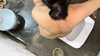 Choti behen ko badkamer me hi pela jab ghr wale bahar gye huve de ...