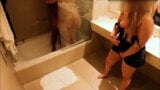 Un mec baise une grosse MILF sous la douche snapshot 3