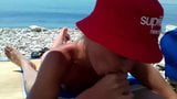 Un couple nudiste se lache sur la plage snapshot 16