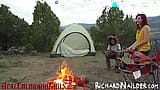 O roșcată drăguță face prima experiență cu curul la gură și lesbiană în audiție de camping video snapshot 2