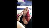 Chica sexy fumando y mostrando pezones rosas snapshot 8