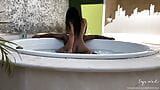 Une petite amie au gros cul se fait baiser par une grosse bite noire dans un jacuzzi extérieur - couple amateur - Nysdel snapshot 13