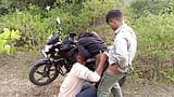 Trio indien, films gays en hindi - un jeune garçon vient dans la forêt avec un vélo et appelle ses amis - hindi snapshot 9