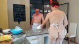 Ama de llaves nudista Regina Noir cocinando en la cocina. Criada desnuda hace albóndigas. Cocineros desnudos. snapshot 14