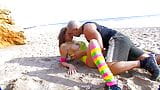 Entrenador de fitness mima al cliente en la playa snapshot 4