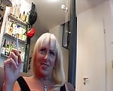 Sexy blonde dame uit Duitsland die een harde pik in pov zuigt snapshot 6