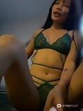 Emma Thai bekam nach einer Live-Show in Dessous etwas Sperma in den Mund snapshot 5