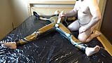 Latex, Danielle wird am Bett befestigt und mit dem Massage-Vibrator masturbiert. Komplettes Video snapshot 15