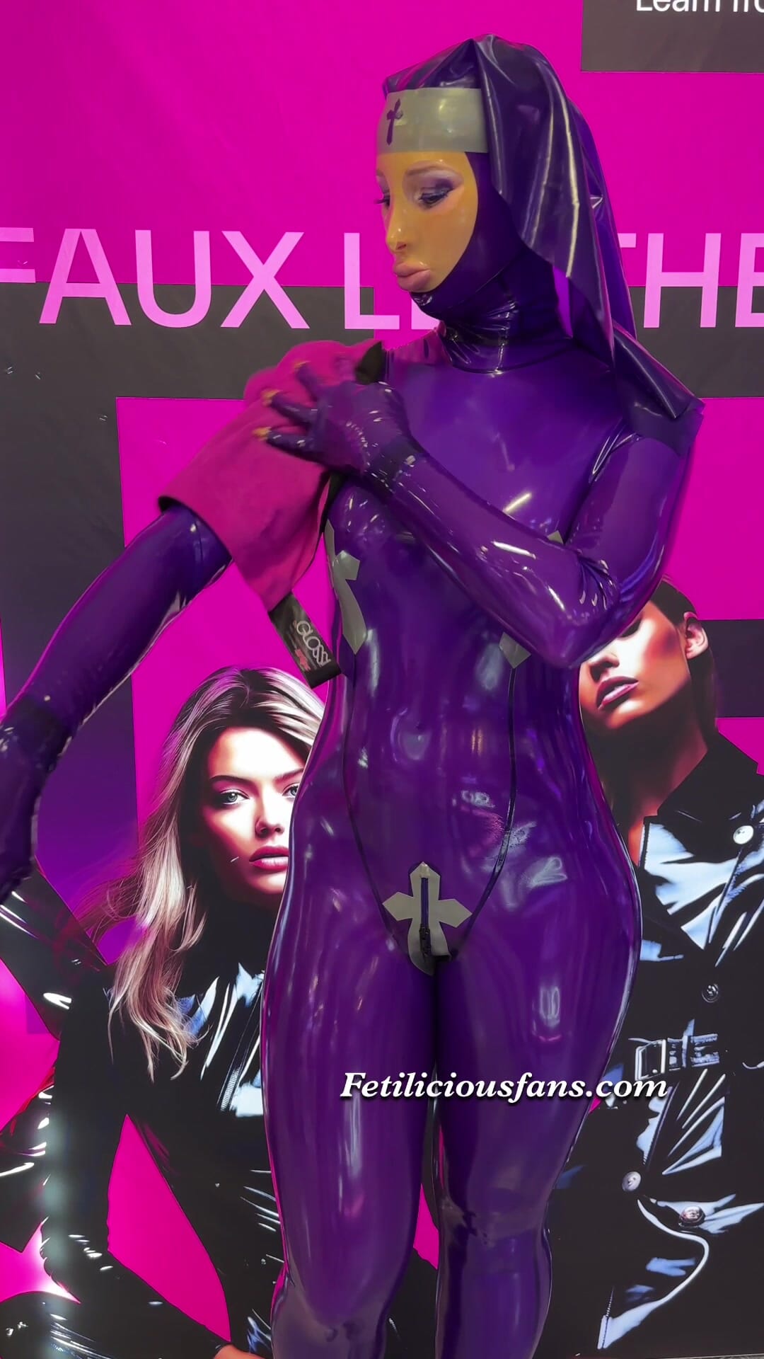 Miss Fetilicious latex-catsuit polieren