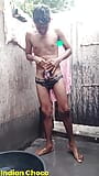 Ragazzo del villaggio indiano che fa il bagno nudo in pubblico snapshot 15