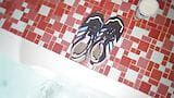 Masturbación áspera con zapatos en el jacuzzi para el cornudo - fetiche extremadamente extraño snapshot 1