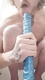 Kokhalzen, gapend, een grote blauwe dildo berijden onder de douche snapshot 4