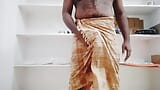 インドの男の子は、入浴後に彼のコックを示しています。欲しい人にコメントしてください。 snapshot 1