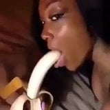 Une femme noire montre comment sucer une bite blanche snapshot 1