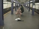 Esclave Dave nue dans le métro snapshot 5